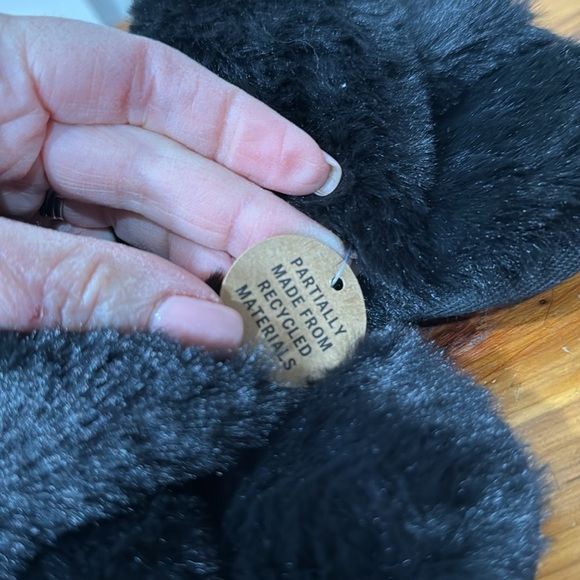 NEW PINK Victoria's Secret Black Fluffy Cross Strap Slippers M - Picture 6 of 6